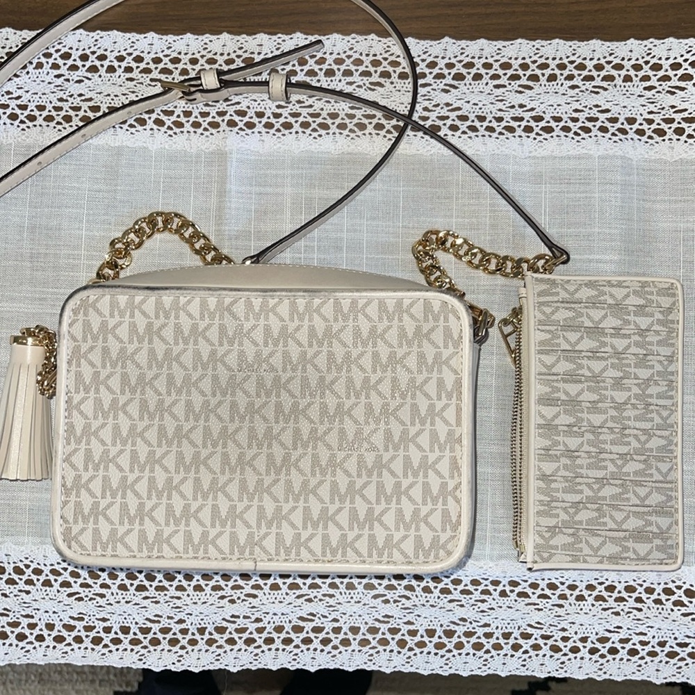 Michael Kors Crossbody with wallet
